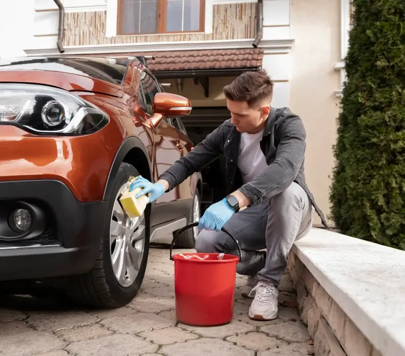 Lavage auto à domicile Notre-Dame-du-Pré : professionnel intervenant sur un véhicule